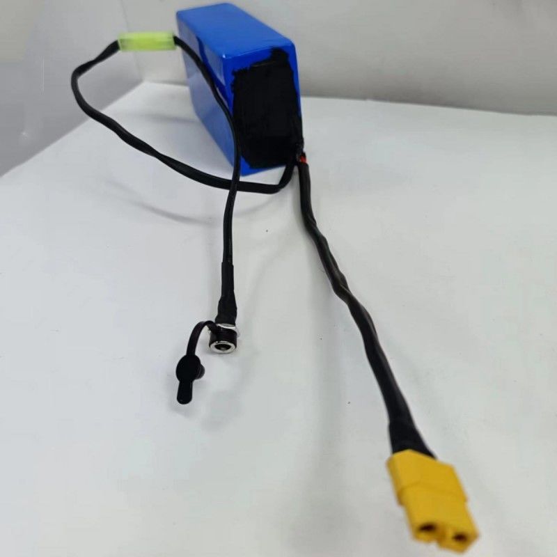 Op maat gemaakte 18650 batterijpakket 36V 2600mAh 10 cellen met kleine Tamiya overdrachts stekker om te laden