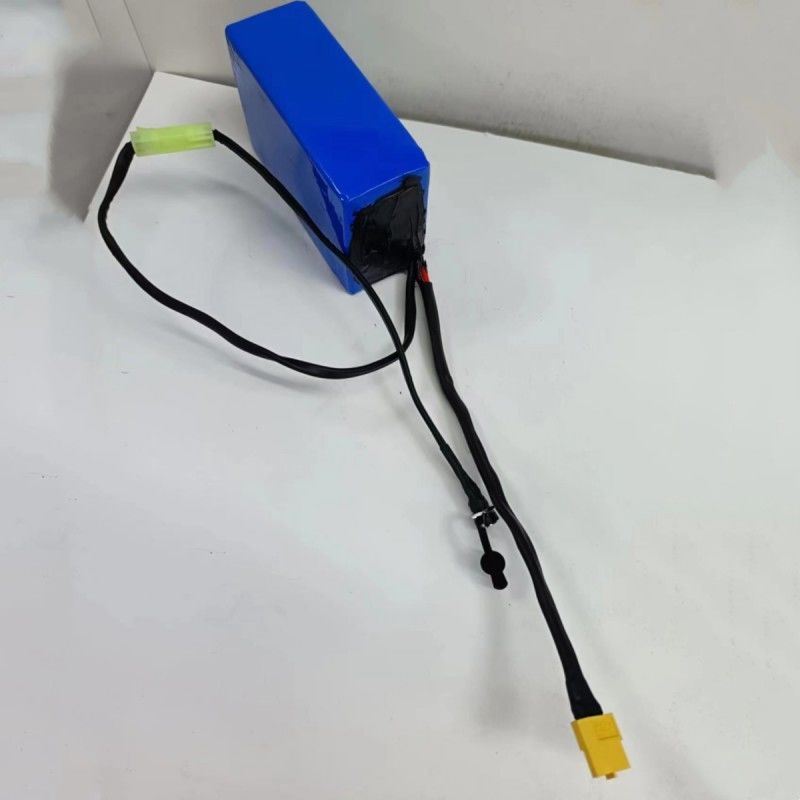 Op maat gemaakte 18650 batterijpakket 36V 2600mAh 10 cellen met kleine Tamiya overdrachts stekker om te laden