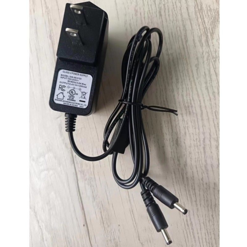 Amerikaanse standaardoplader 8.4V 1.2A met twee gelijkstroomkoppen voor verwarmde handschoenenbatterij