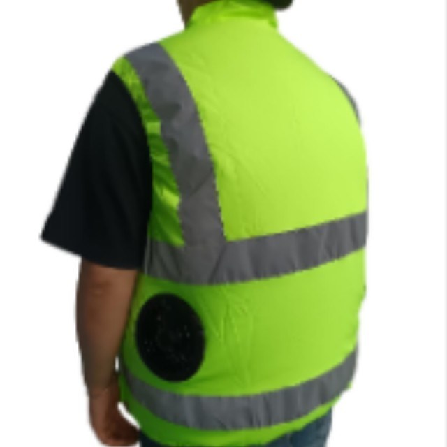 Groen veiligheidsvest met koelventilator Hi Vis Reflecterend vest en ventilatoren voor veiligheidswerkers op de weg