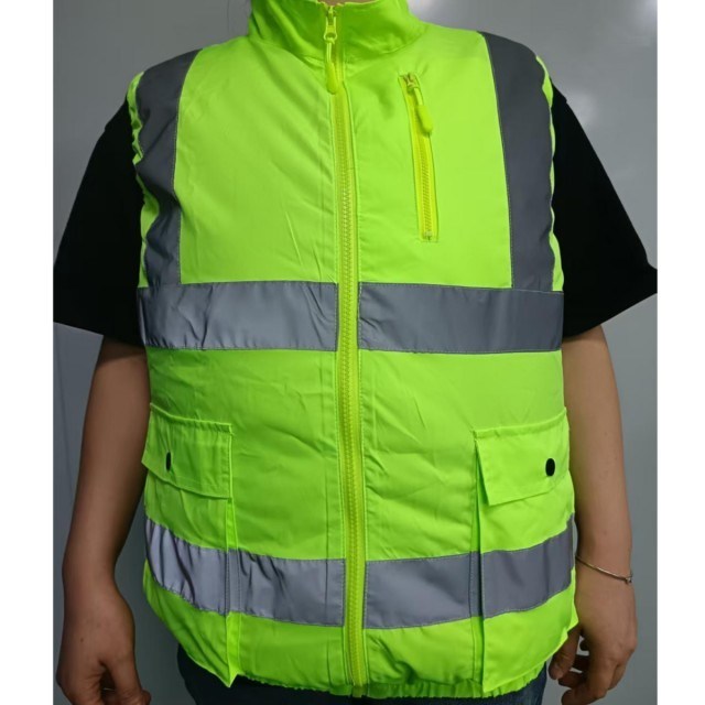 Groen veiligheidsvest met koelventilator Hi Vis Reflecterend vest en ventilatoren voor veiligheidswerkers op de weg