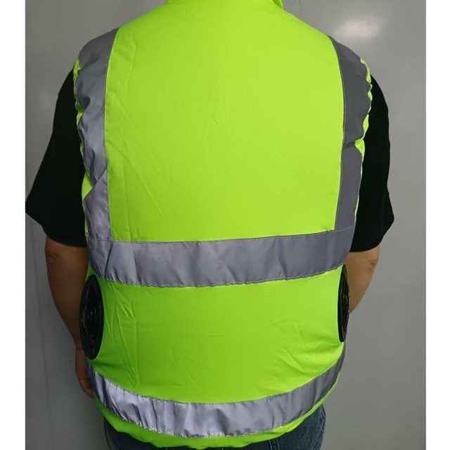 Groen veiligheidsvest met koelventilator Hi Vis Reflecterend vest en ventilatoren voor veiligheidswerkers op de weg